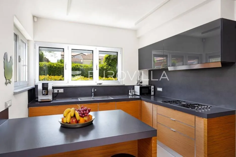 istra, banjole, prekrasna vila 277 m² na velikoj okućnici, 300 m od mora - slika 7