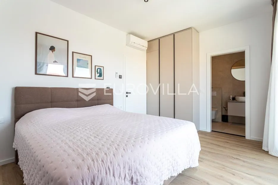 brodarica, moderna vila s bazenom, 283,62 m² - slika 25