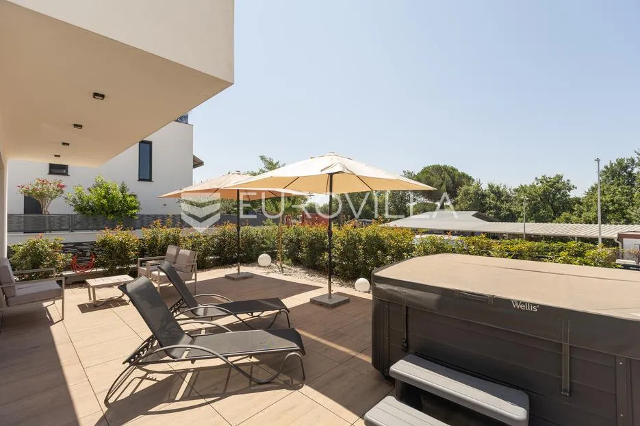 istra, poreč, najam kuće 116 m² s jacuzzijem i vrtom na super lokaciji s pogledom na more - slika 3