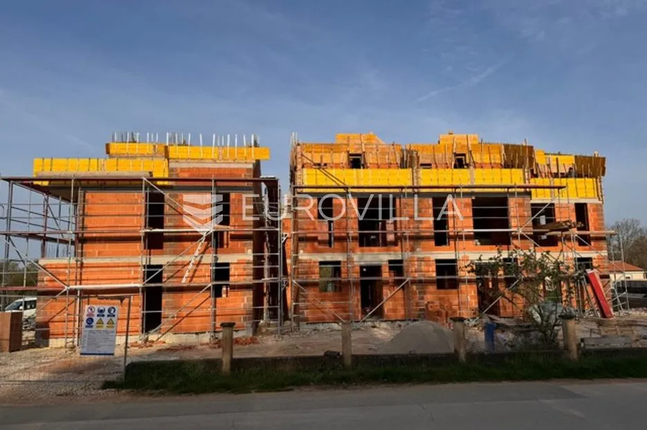 poreč, prekrasan trosobni stan u kući u nizu od 125 m2 s velikim vrtom - slika 19