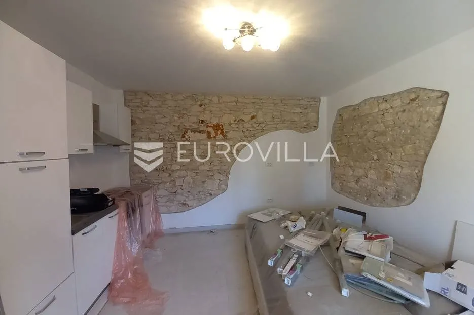 medulin, potpuno renovirana kuća s tri stana. pogled na more! - slika 5