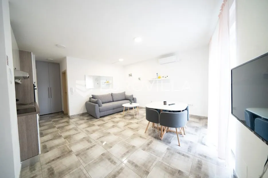 tisno, atraktivna višestambena nekretnina s tri funkcionalna stana i vrtom, površine 165,19 m² - slika 2