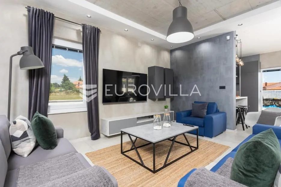 istra, svetvinčenat, moderna i elegantna vila 230 m², na uređenoj okućnici - slika 11