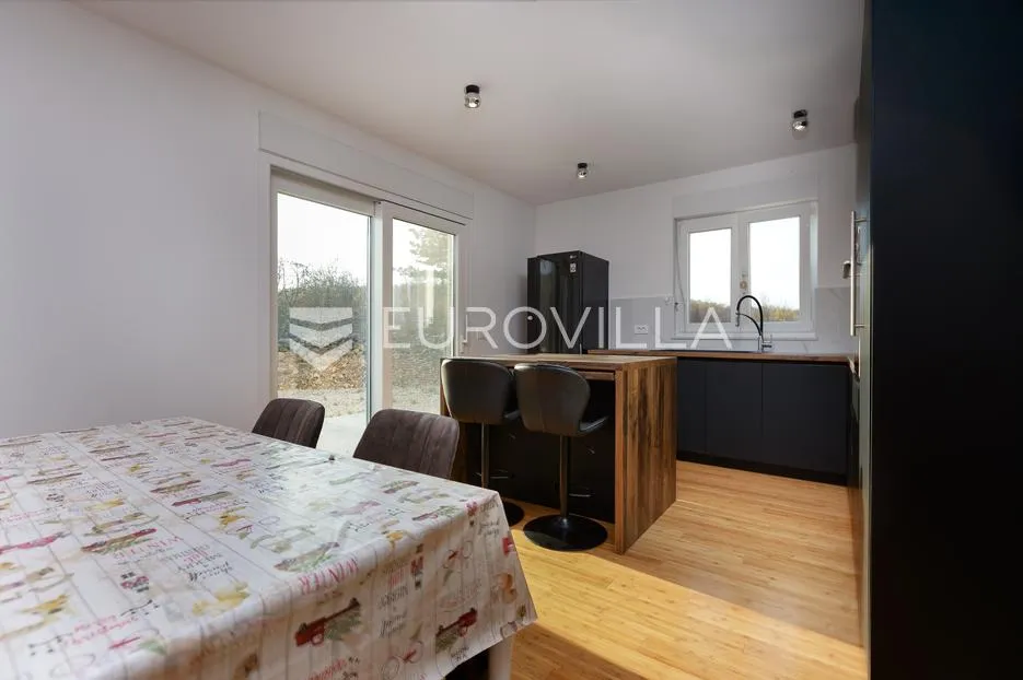 vrbnik, novogradnja od 152 m² s dvorištem - slika 5