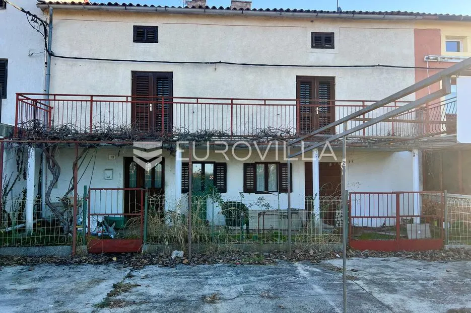 Istra, Novigrad okolica, kuća u nizu za adaptaciju na mirnoj lokaciji - Bužinija, Novigrad