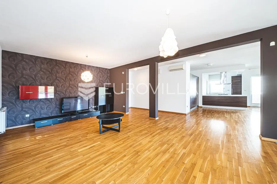 zagreb, jelenovac, prostoran četverosoban stan s balkonom i dvije garaže, 202 m² - slika 6