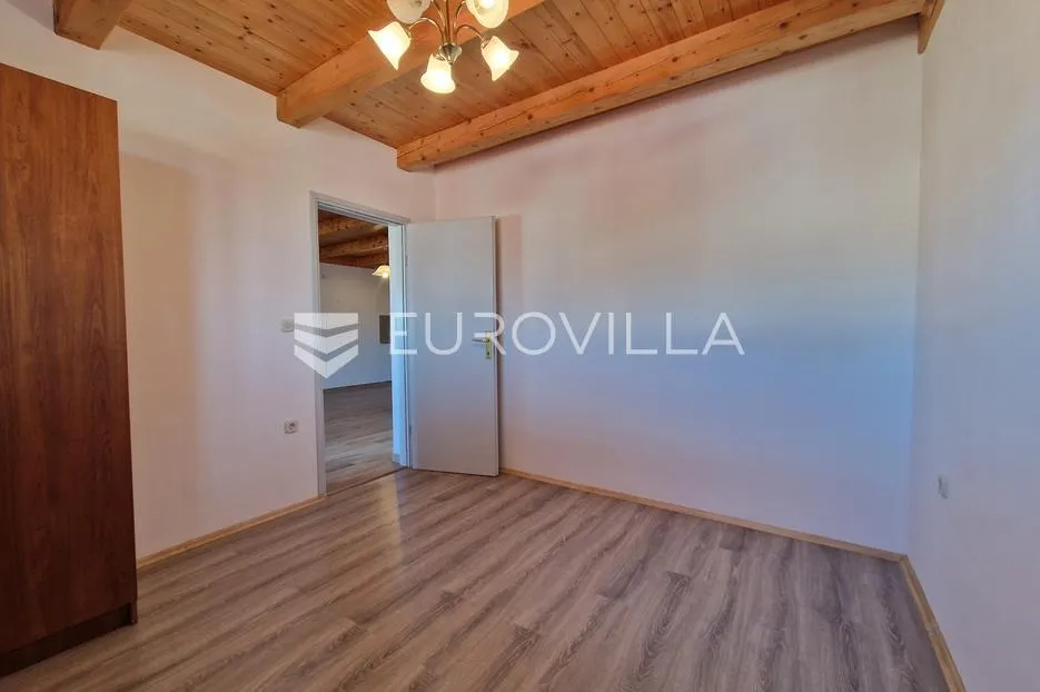 vir, 120 m od plaže, trosobni renovirani apartman s pogledom na more - slika 24