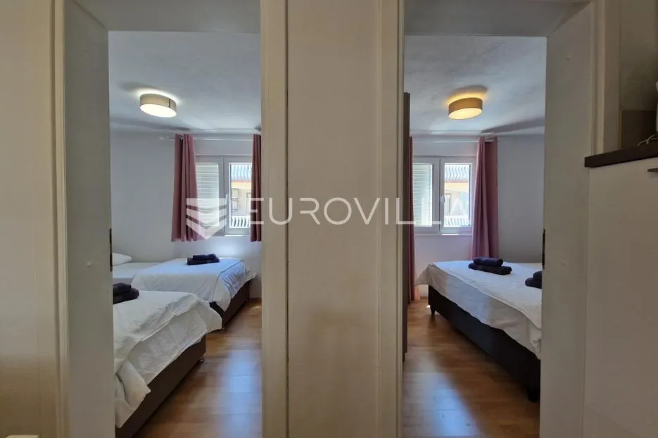 vir, simpatičan trosoban apartman svega 80 m od plaže s prostranom terasom - slika 26