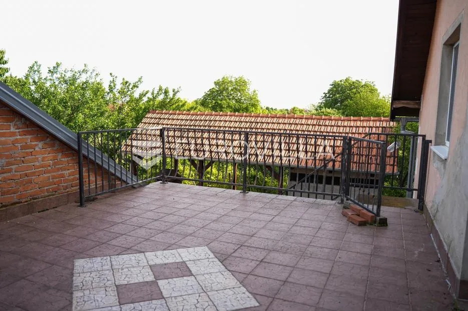 tovarnik, izuzetna prilika, prostrana kuća s tri stana i okućnicom od 1.949 m² - slika 16