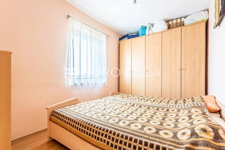 omiška rivijera- lokva rogoznica, apartmanska kuća s 8 stanova, udaljena 300 m od mora. - slika 45