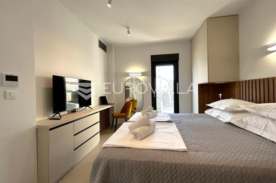 hvar, apartmanska vila sa pet uređenih apartmana - slika 36