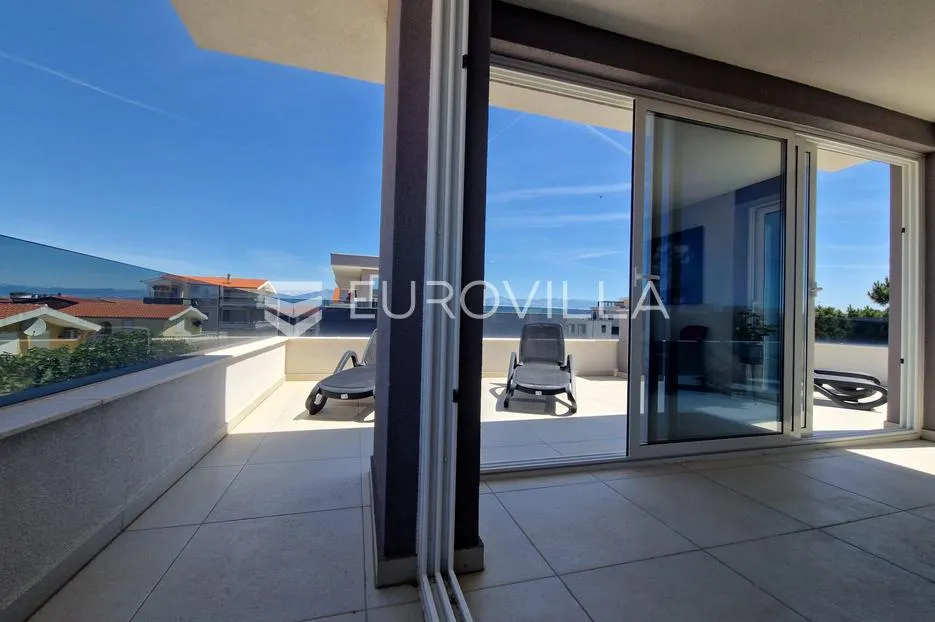 vir, dvoetažni apartman 40 m od mora, krovna terasa s panoramskim pogledom na more - slika 9