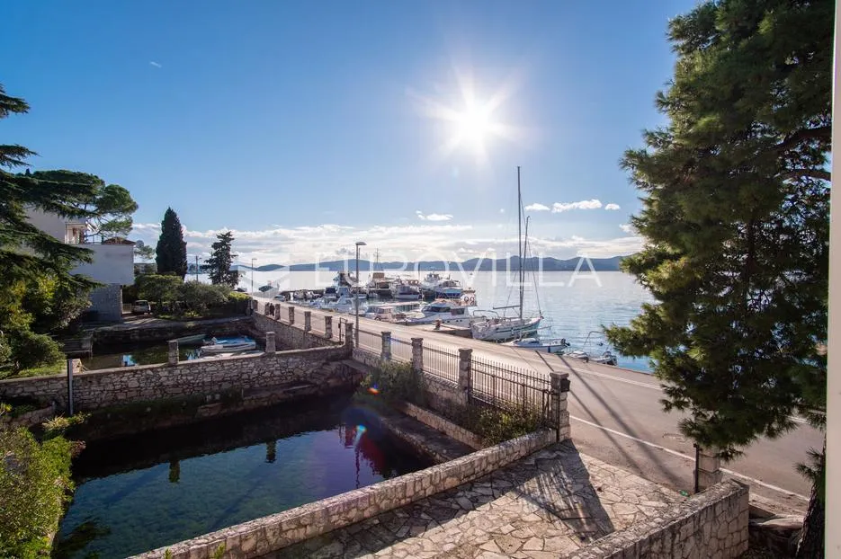 zadar, prvi red uz more — luksuzna dizajnerska vila s rooftop terasom - slika 21