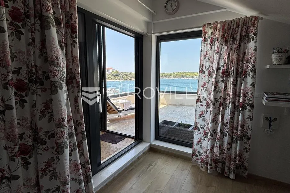 medulin, pješčana uvala, ekskluzivan penthouse prvi red do mora - slika 38