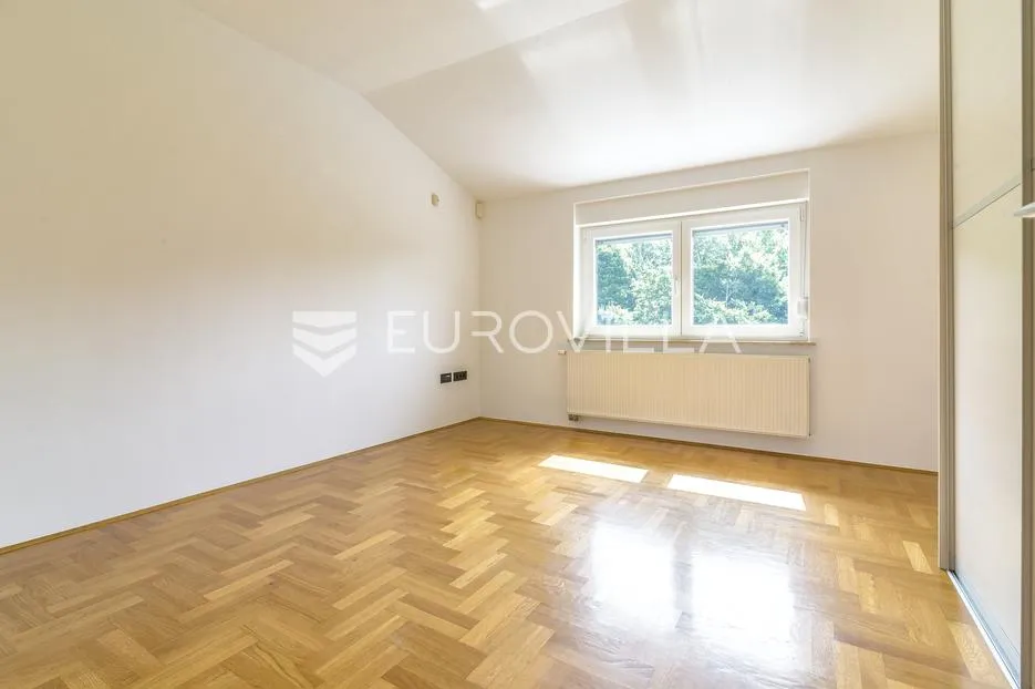 zagreb, šestine, prekrasna kuća s velikim vrtom i bazenom 300 m2 - slika 12
