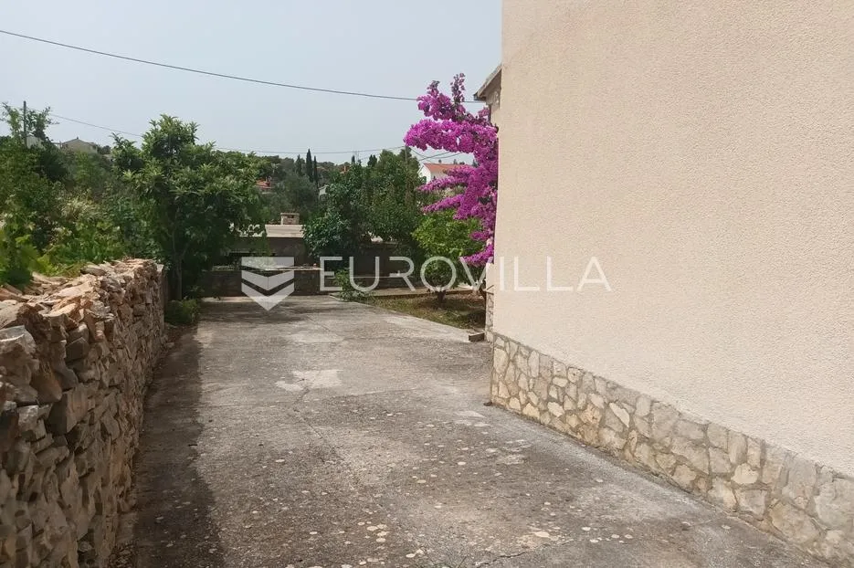 maslinica, otok šolta, dvojna kuća okružena zelenilom, položena na parceli površine 382 m² - slika 2