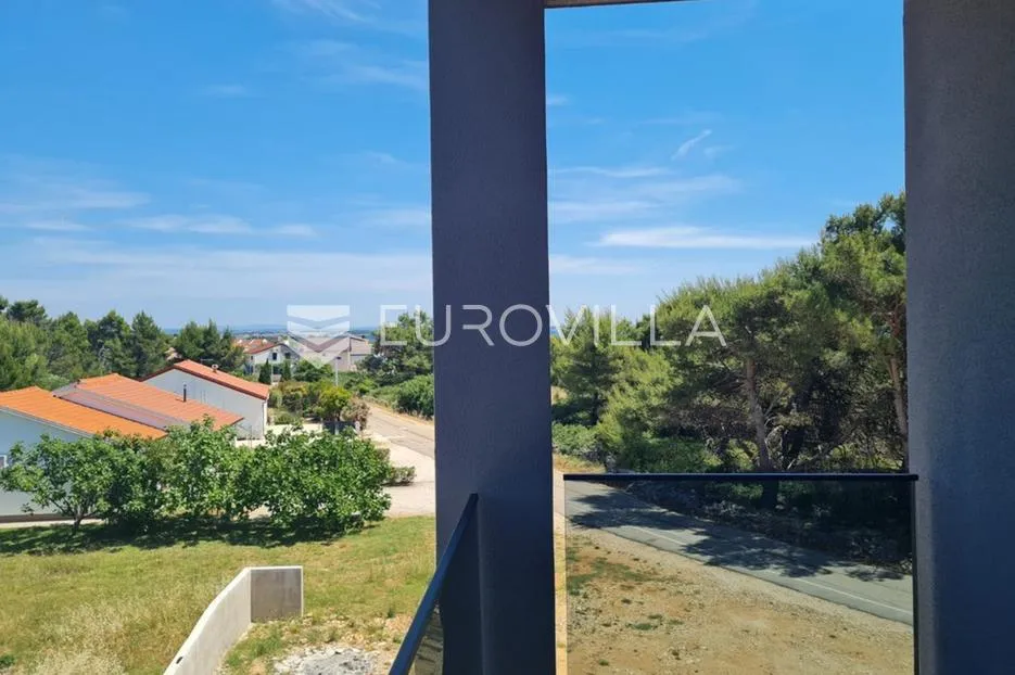 vir, komforan trosoban apartman u centru otoka s pogledom na more i krovnom terasom - slika 36