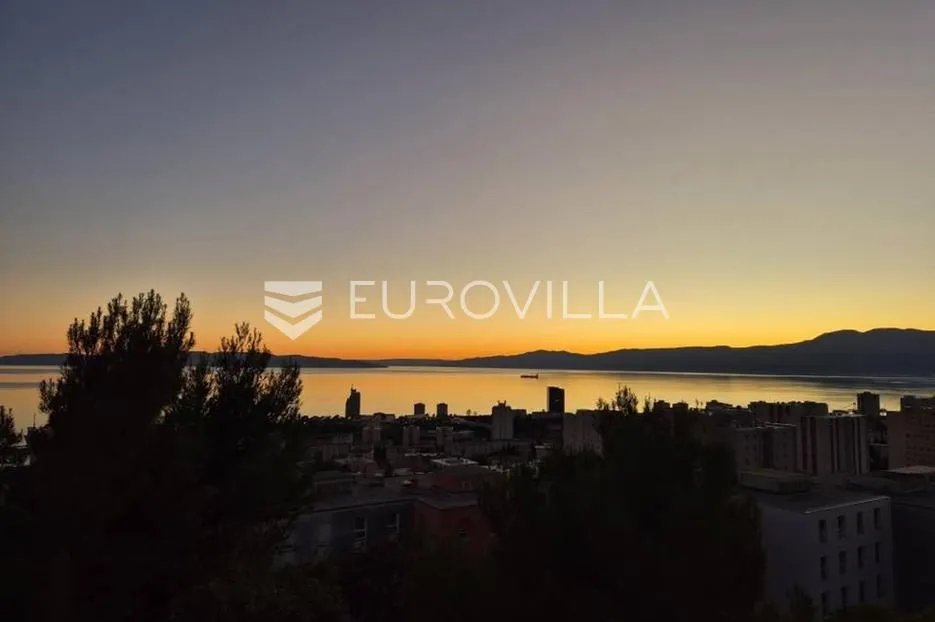 rijeka, gornja vežica, uređen trosoban stan s lođom i pogledom - slika 5
