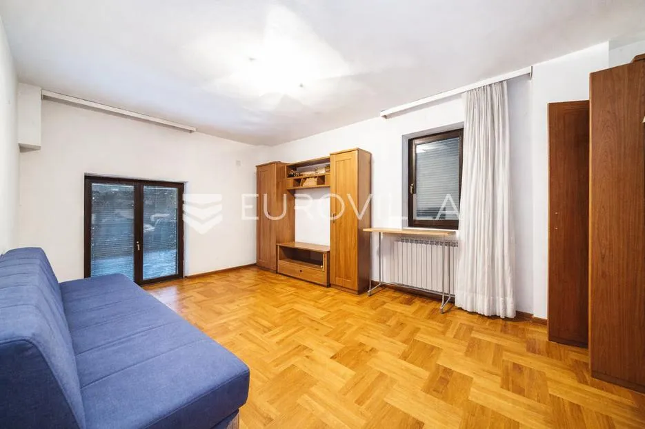 zagreb, lučko, obiteljska kuća s dva stana na parceli površine 1848 m² - slika 8