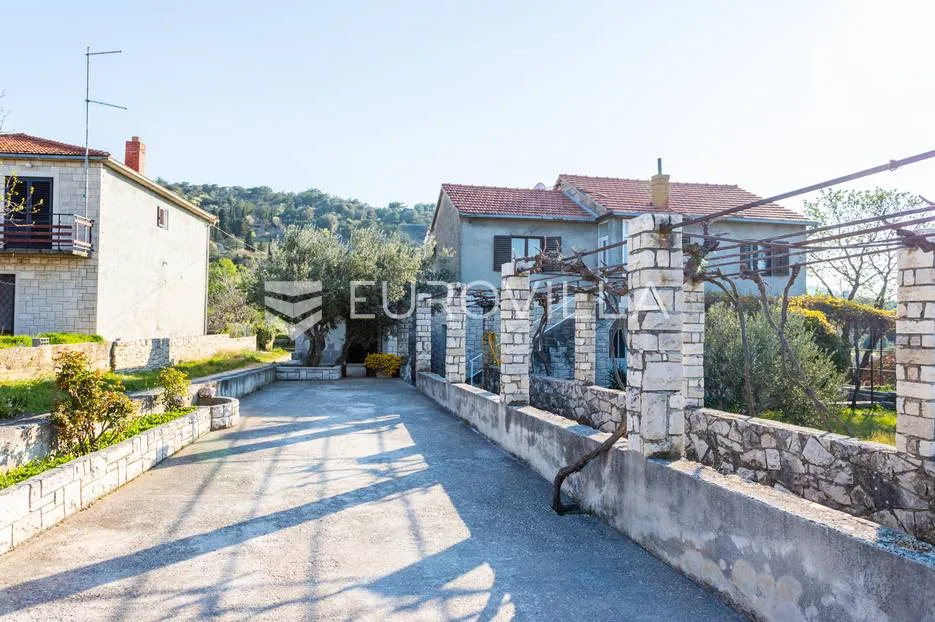 brač, kuća s dvorištem na lijepoj lokaciji - slika 29