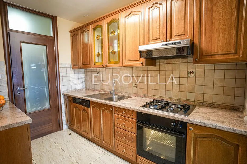 istra, rovinj, prekrasan obiteljski trosoban stan s dvije loggie, 78.40 m², namješteno - slika 5