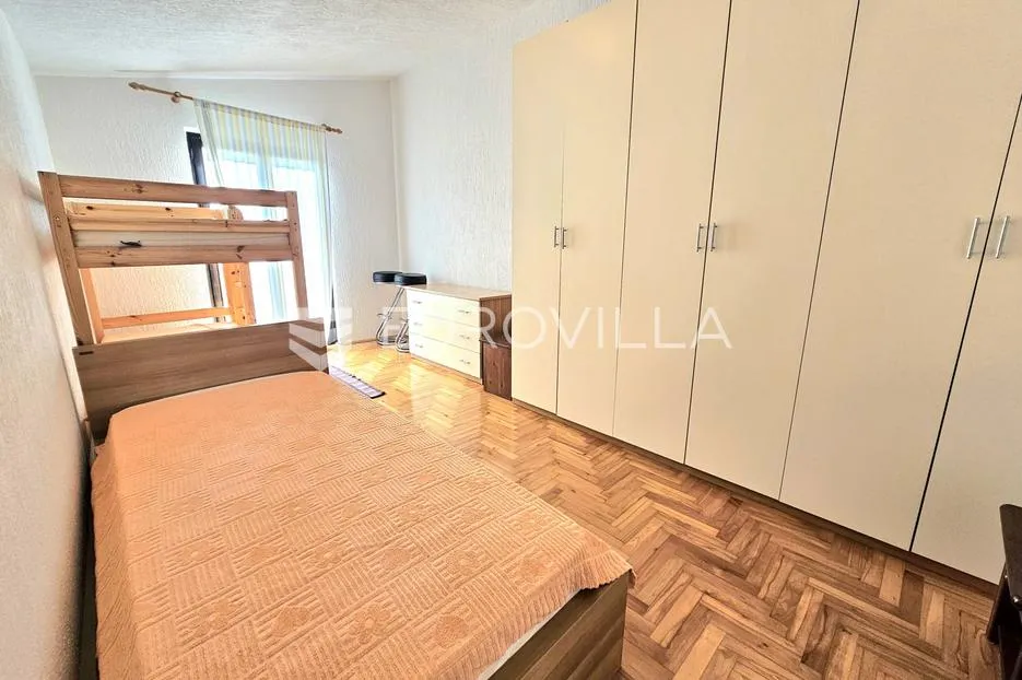 ližnjan, prostrana apartmanska kuća s tri stambene jedinice i vrtom - slika 33