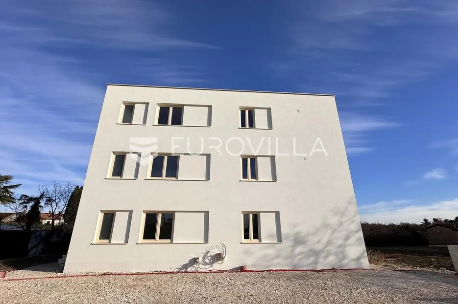 Istra, Poreč, trosoban stan u novogradnji s pogledom na more neto korisne površine od 112,47 m²