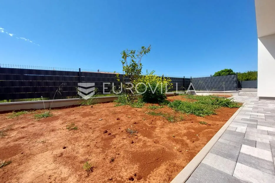 istra, pula, dvosoban stan s vrtom i bazenom, novogradnja - slika 19
