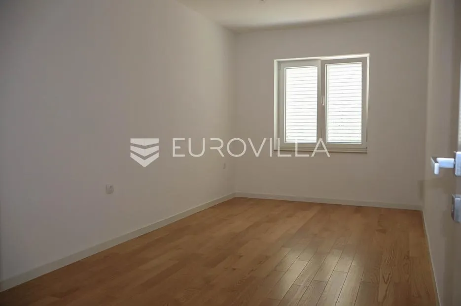zadar, novi bokanjac – dvoetažni stan površine 140 m2 s predivnim vrtom od 95 m2 - slika 5
