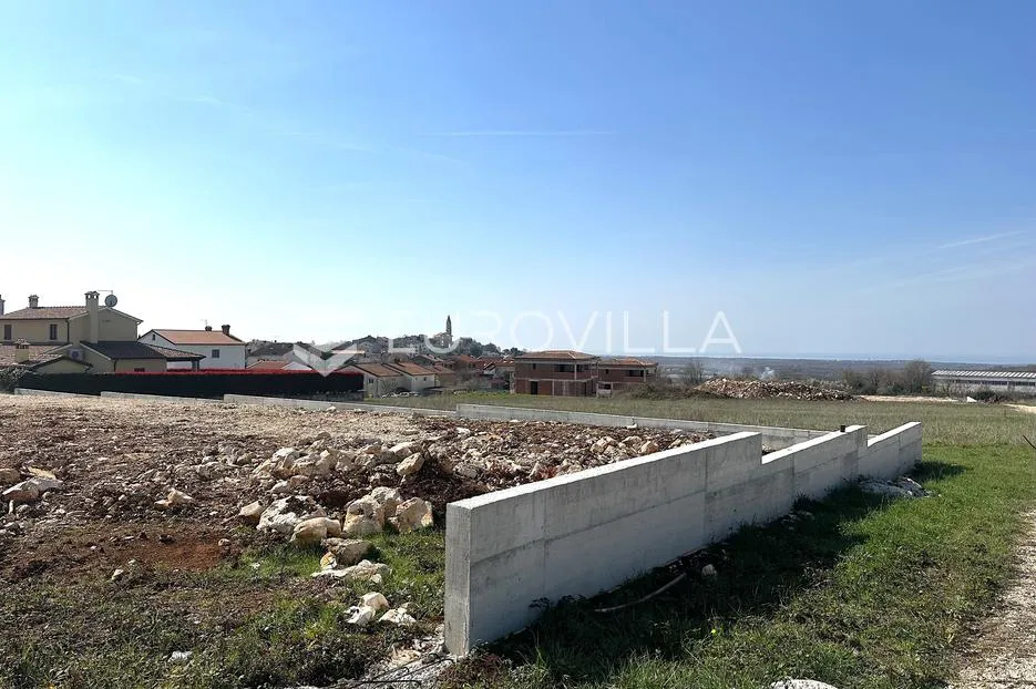 istra, višnjan, atraktivno građevinsko zemljište s pogledom na more i stari grad - slika 4