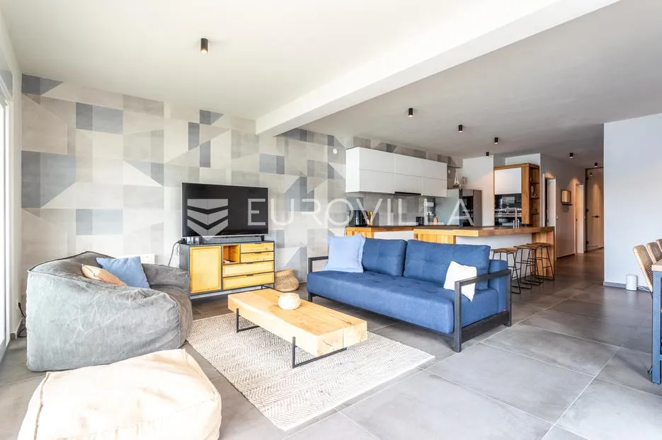 žaborić, prekrasan trosoban stan na samoj plaži, 121,99 m² - slika 5