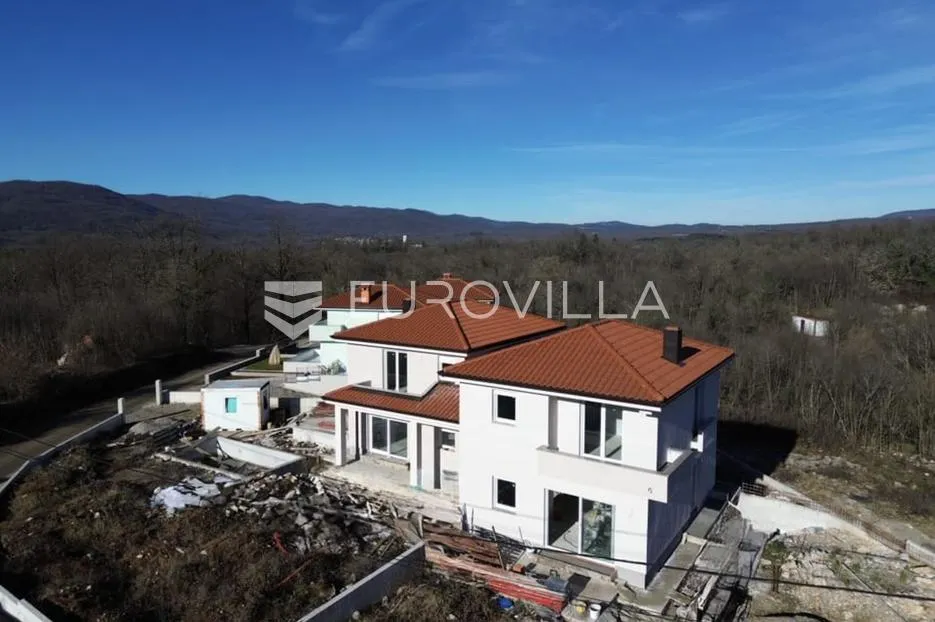 matulji, mučići, novoizgrađena dvojna kuća roh bau, četverosoban stan 213 m², bazen - slika 3