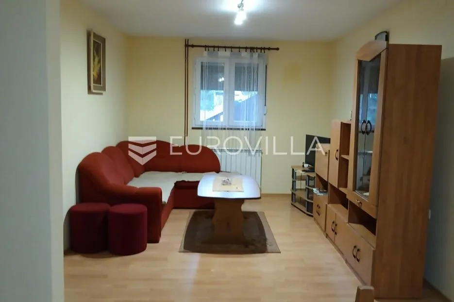Rakovica, kuća 220 m², 3 odvojena stana