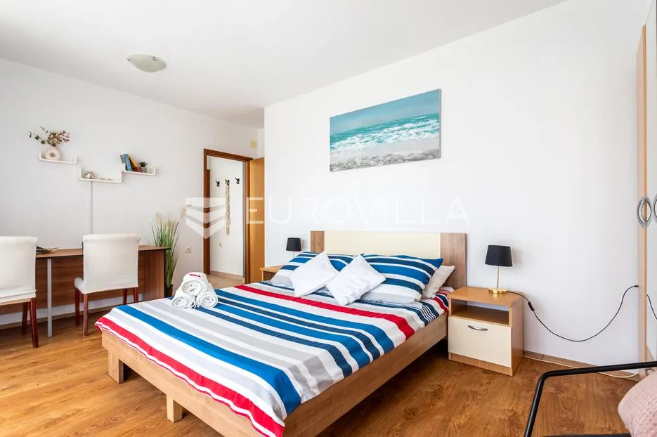 čiovo, okrug gornji, namještena kuća s četiri apartmana i prostranim dvorištem, treći red do mora - slika 21