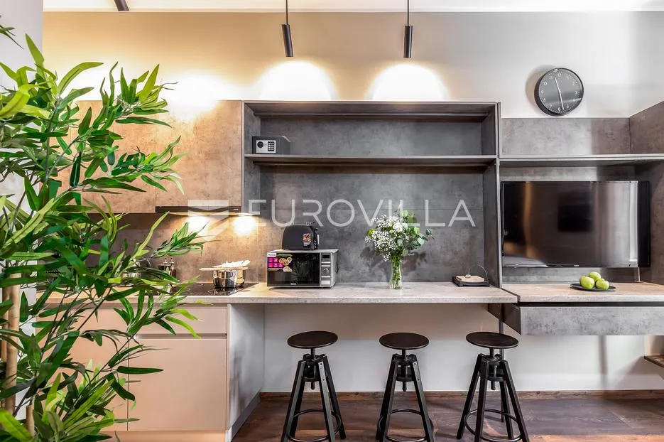 rijeka, centar, novouređen luksuzan stan nkp 78 m2 s tri apartmana - slika 23