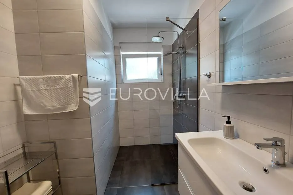 šišan, moderna villa s bazenom na mirnoj lokaciji - slika 15
