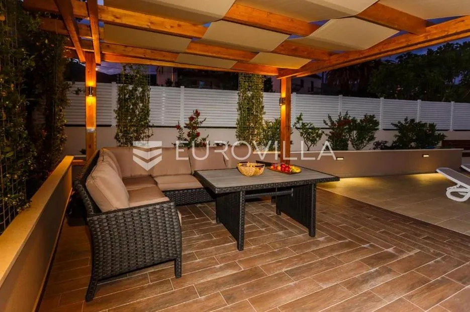 kaštel lukšić, vila s bazenom i pogledom na more - slika 18