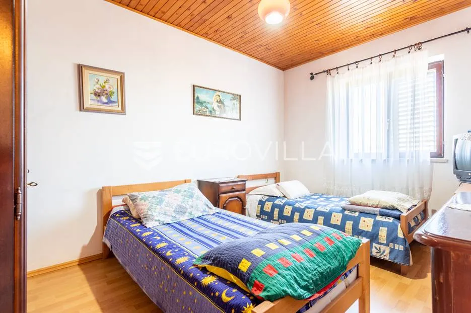 brač, kuća s dvorištem na lijepoj lokaciji - slika 17