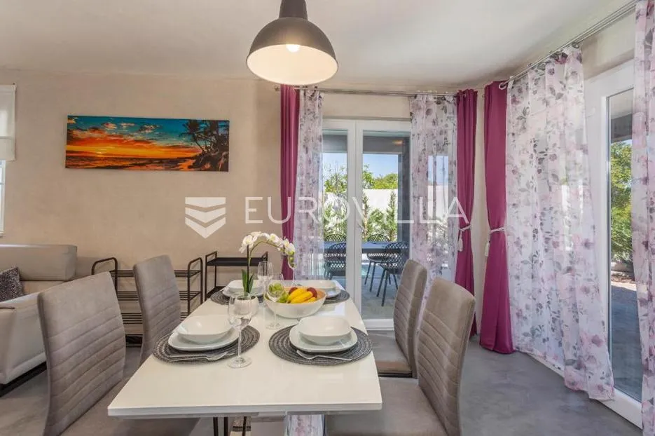 krk, dobrinj, moderna dvojna kuća s bazenom i saunom 107 m², okućnica 315 m² - slika 11
