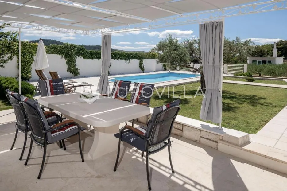 brač, donji humac, tri šarmantna objekta s bazenom na zemljištu od 1780 m² - slika 5
