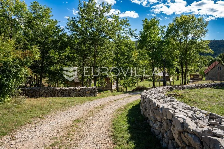 lika, plitvička jezera, ograđeno imanje 40.000 m² s 11 kuća, izuzetna rijetka investicija - slika 30