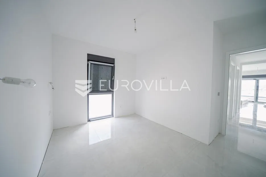 zadar, crno, moderan trosoban stan s bazenom, 95 m² - slika 11
