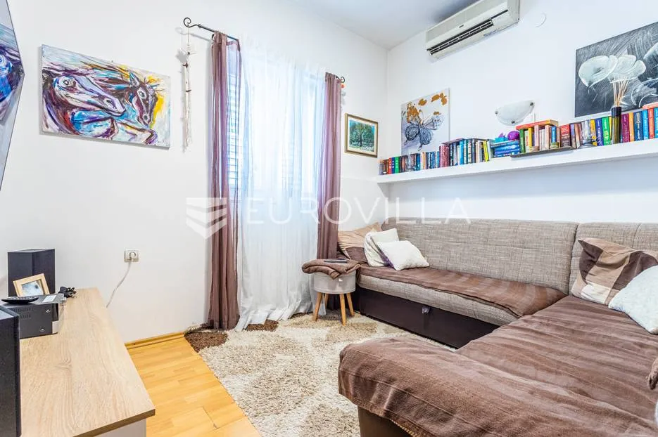 trogir, kuća na tri etaže s dvorom i pogledom na more - slika 4