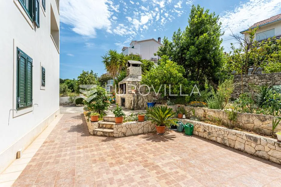 brač, prekrasna vila s velikom okućnicom 20 m od mora - slika 9