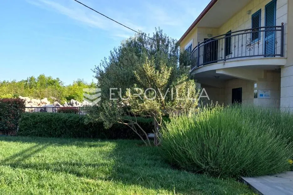 zagvozd, lijepa kuća na jedinstvenoj lokaciji - slika 5