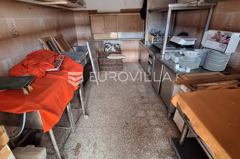 karlovac, borlin, kuća 720 m² s poslovnim prostorom, gospodarskom zgradom i nogometnim terenom - slika 18