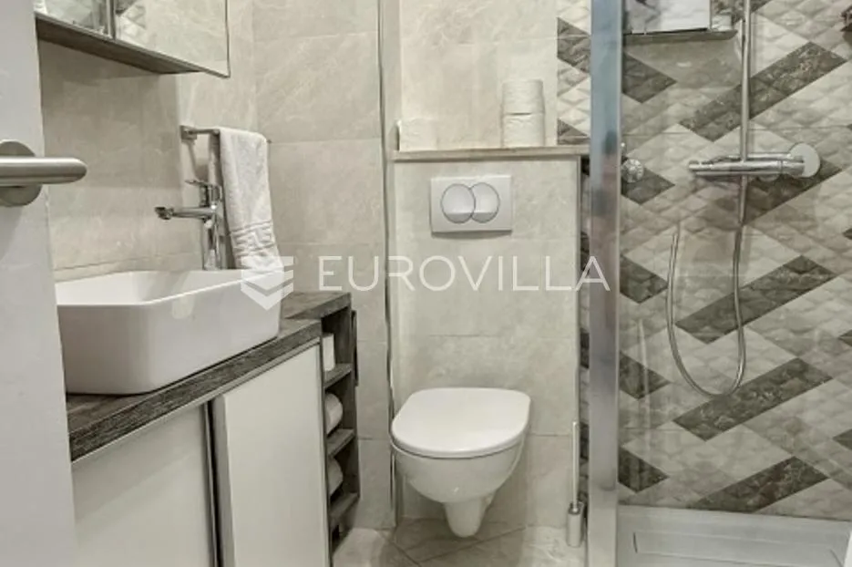 rijeka, podmurvice, stan površine 56 m², adaptiran - slika 7