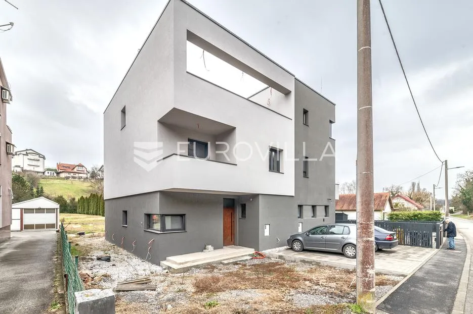 Maksimir, Barutanski jarak, dvojna roh, bau kuća površine 241 m²