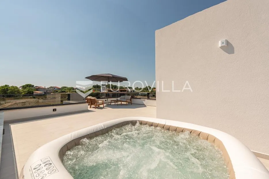 zadar, poljica brig, moderna vila s bazenom, teretanom i jacuzzijem na krovnoj terasi - slika 36