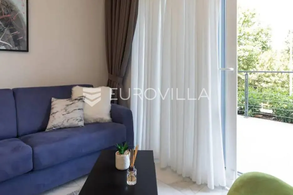 Opatija, Centar, moderno uređen dvosoban stan NKP 45 m2